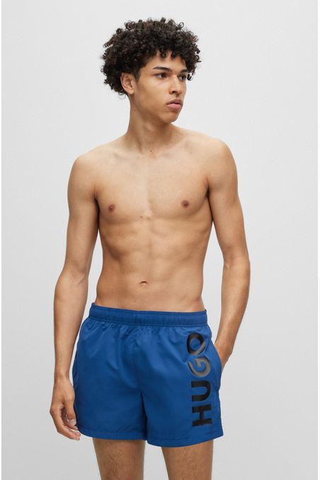 TRAJE DE BAÑO TIPO SHORTS CON LOGO HOMBRE