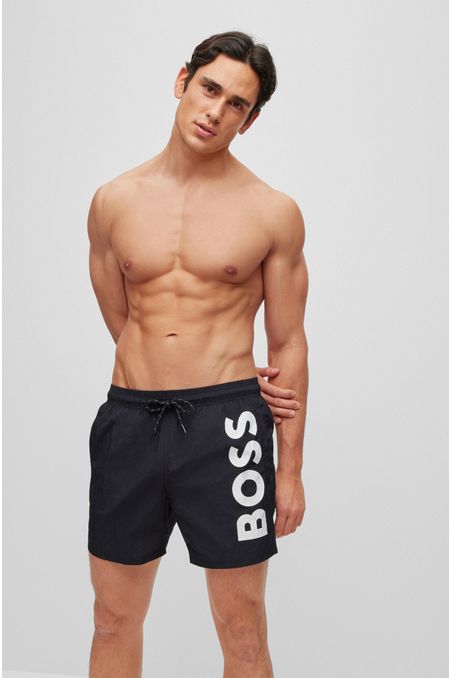 TRAJE DE BAÑO TIPO SHORTS CON LOGO EN CONTRASTE HOMBRE