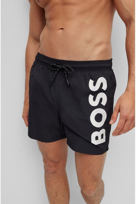 TRAJE DE BAÑO TIPO SHORTS CON LOGO EN CONTRASTE HOMBRE