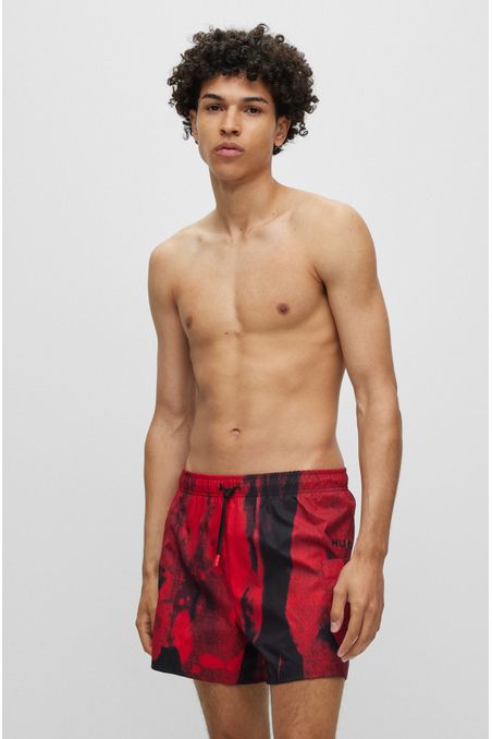 TRAJE DE BAÑO TIPO SHORTS CON ESTAMPADO GRÁFICO HOMBRE