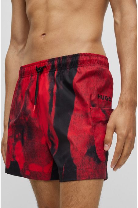 TRAJE DE BAÑO TIPO SHORTS CON ESTAMPADO GRÁFICO HOMBRE