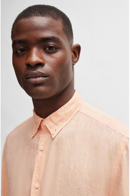 CAMISA REGULAR FIT DE LINO CON CUELLO ABOTONADO HOMBRE