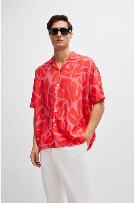 CAMISA RELAXED FIT CON ESTAMPADO DE TEMPORADA HOMBRE