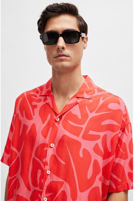 CAMISA RELAXED FIT CON ESTAMPADO DE TEMPORADA HOMBRE