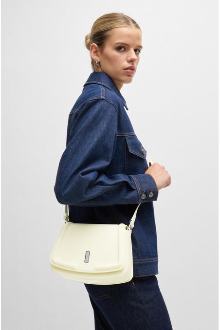 BOLSO DE PIEL CON SOLAPA, HERRAJES Y MONOGRAMA MUJER