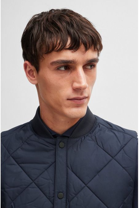 CHALECO REGULAR FIT CON GUATEADO DE ROMBOS Y ACABADO REPELENTE AL AGUA HOMBRE