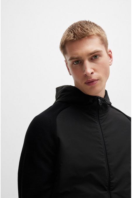 CASACA RELAXED FIT CON CAPUCHA Y CREMALLERA EN MEZCLA DE MATERIALES CON ESTAMPADO HOMBRE
