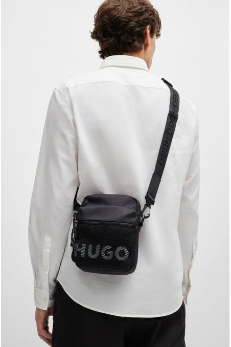 CANGURERA CON LOGO EN CONTRASTE Y CAPA EXTERIOR DE MALLA HOMBRE
