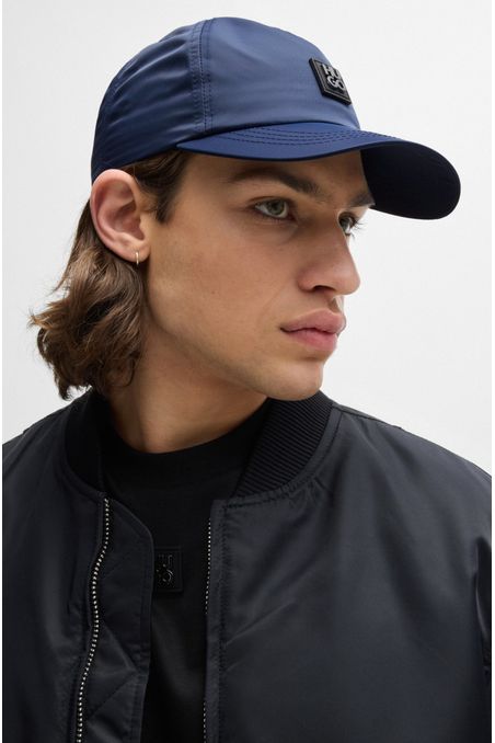 GORRA DE NYLON IMPERMEABLE CON INSIGNIA DE LOGO HOMBRE