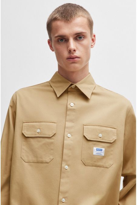 CAMISA OVERZISE FIT DE SARGA DE ALGODÓN CON ETIQUETA CON LOGO HOMBRE