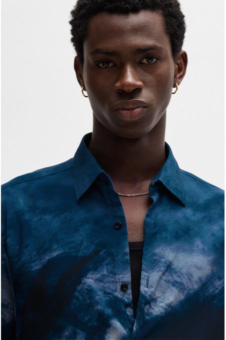 CAMISA SLIM FIT EN POPELÍN CON ESTAMPADO HOMBRE