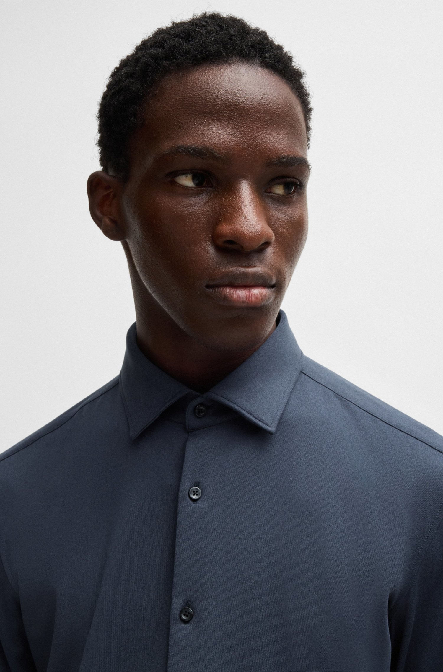 CAMISA SLIM FIT ESTAMPADA DE PUNTO TÉCNICO CON ELÁSTICO HOMBRE