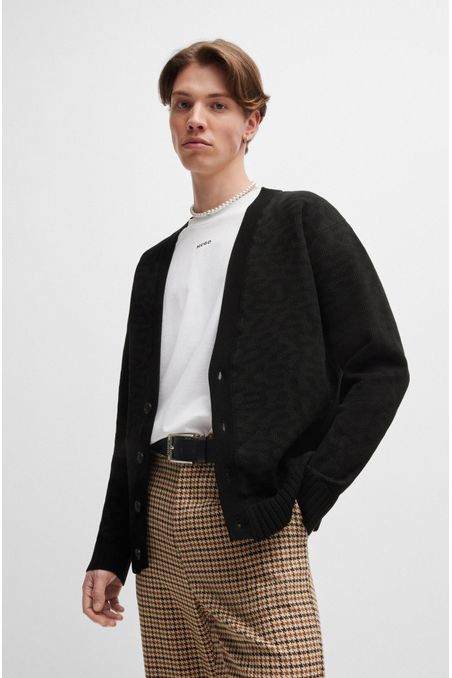 CHOMPA RELAXED FIT CON CUELLO DE PICO CON ESTAMPADO EN JACQUARD HOMBRE