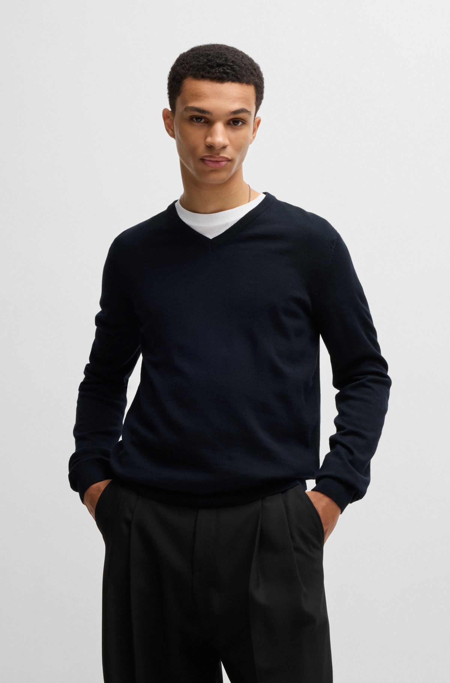 CHOMPA REGULAR FIT DE LANA VIRGEN CON CUELLO EN PICO HOMBRE