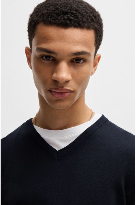 CHOMPA REGULAR FIT DE LANA VIRGEN CON CUELLO EN PICO HOMBRE