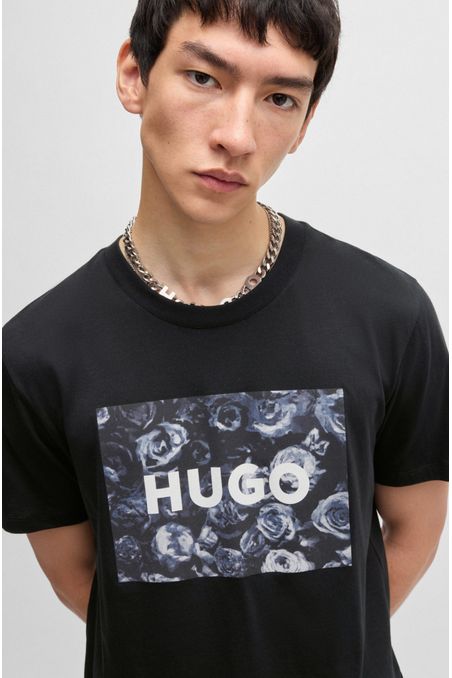 POLO REGULAR FIT DE PUNTO DE ALGODÓN CON ILUSTRACIÓN DE TEMPORADA HOMBRE