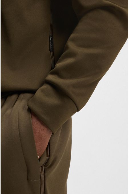 CHOMPA RELAXED FIT DE MATERIAL PREMIUM CON TERMINADO SOFISTICADO HOMBRE