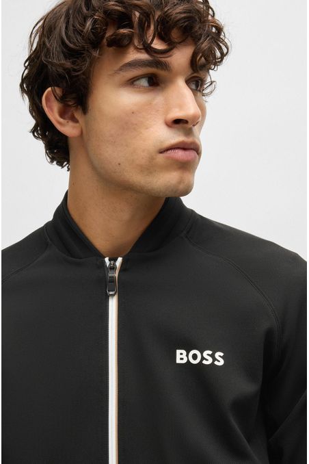 CHOMPA REGULAR FIT DE MATERIAL PREMIUM CON LOGO DESTACADO HOMBRE