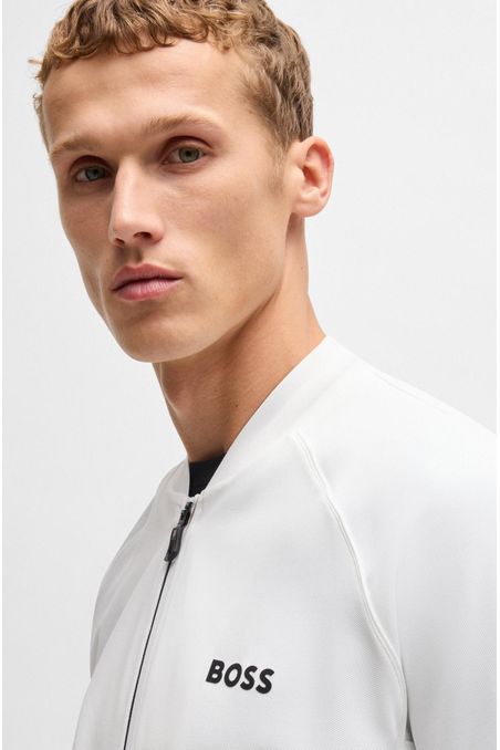 CHOMPA REGULAR FIT DE MATERIAL PREMIUM CON LOGO DESTACADO HOMBRE