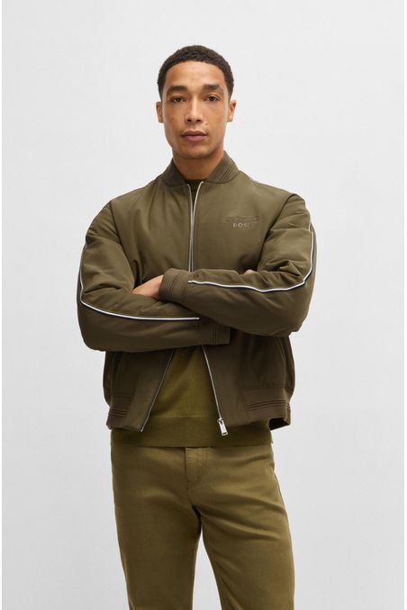 CHOMPA DE MATERIAL PREMIUM CON TERMINADO SOFISTICADO HOMBRE
