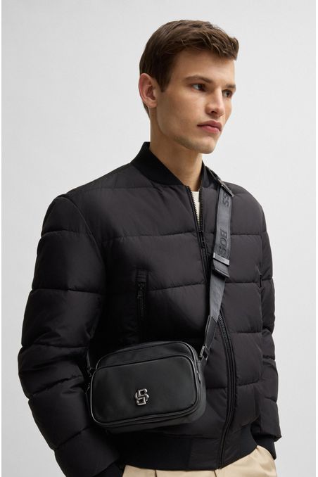 BOLSO CRUZADO CON MONOGRAMAS DOBLES Y RIBETES METÁLICOS HOMBRE