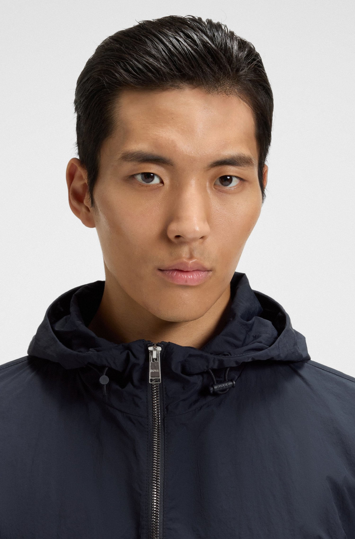 CASACA REPELENTE AL AGUA EN TEJIDO ARRUGADO CON CAPUCHA AJUSTABLE CHAMARRA REGULAR FIT HOMBRE