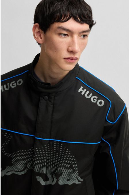 CASACA REPELENTE AL AGUA HUGO X RB CON GRÁFICO DE TORO DEGRADADO CHAMARRA REGULAR FIT HOMBRE