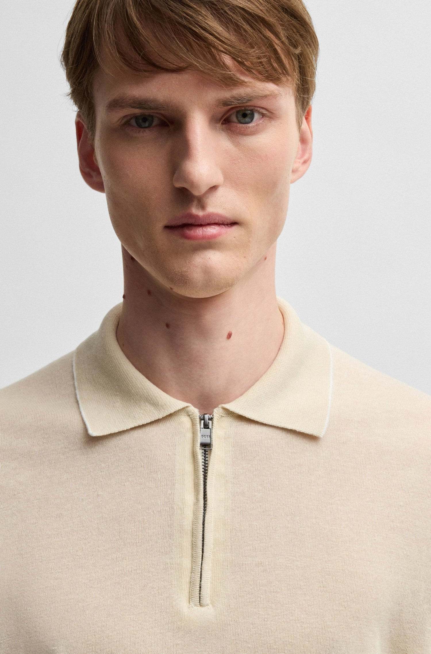 CHOMPA EN MEZCLA DE LINO CON TAPETA DE CREMALLERA SUETÉR REGULAR FIT HOMBRE