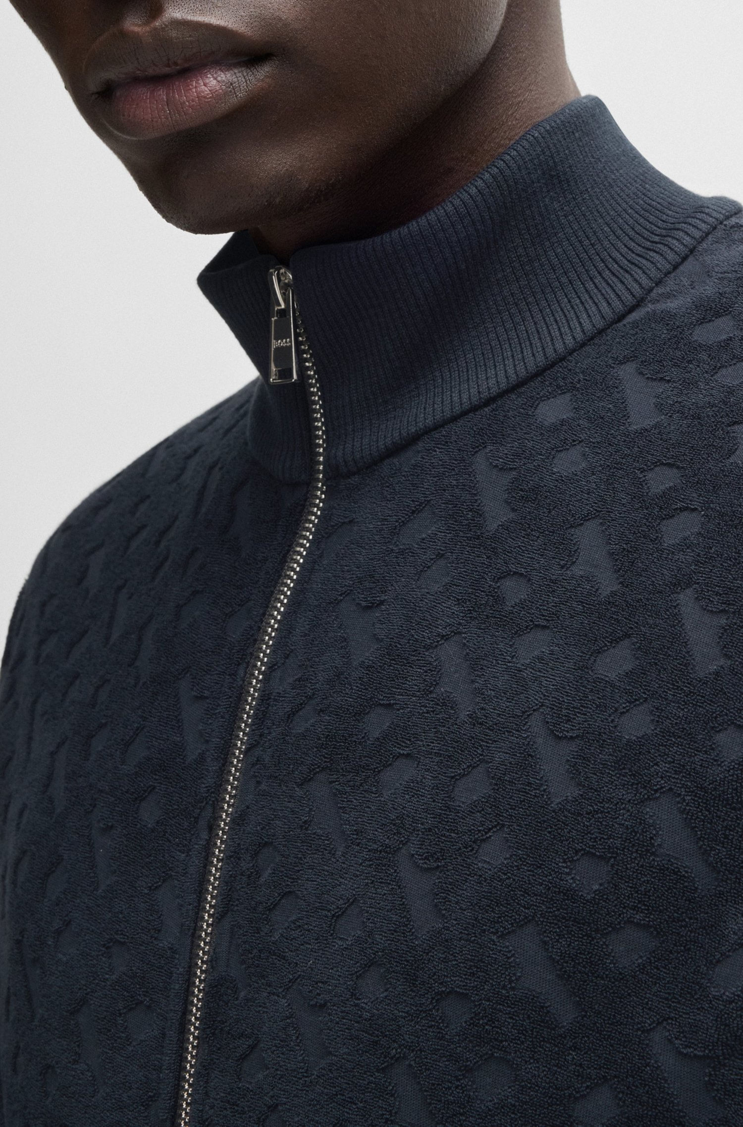 POLERA DE ALGODÓN CON CREMALLERA Y MONOGRAMAS TONALES SUDADERA REGULAR FIT HOMBRE