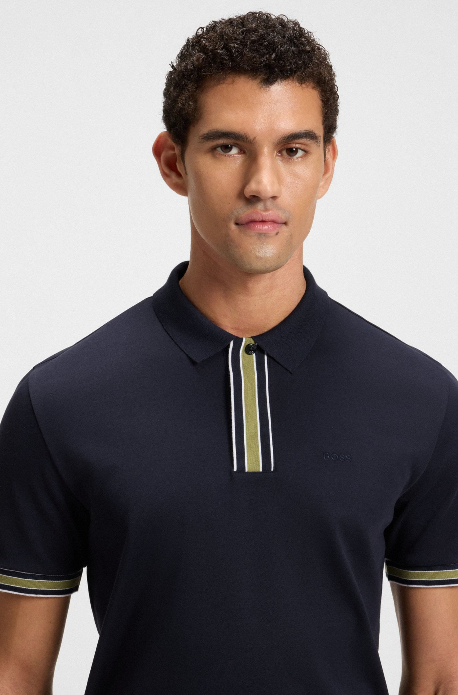 POLO DE ALGODÓN INTERLOCK CON EXTREMOS EN CONTRASTE POLO REGULAR FIT HOMBRE