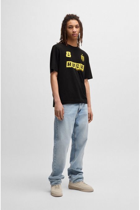 POLO DE PUNTO DE ALGODÓN CON ESTAMPADOS INSPIRADOS EN EL FÚTBOL PLAYERA REGULAR FIT HOMBRE