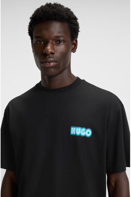 POLO DE PUNTO DE ALGODÓN CON ILUSTRACIÓN DE LOGO PLAYERA RELAXED FIT HOMBRE